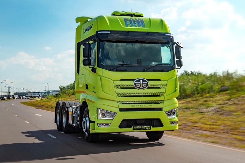 New FAW J7 heavy-duty performance truck tractor unveiled for long-haul transport 